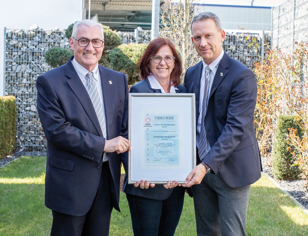 Günzburger Steigtechnik has been awarded 1st place for the sixth time in the PVH vote. The two Managing Directors Ferdinand and Ruth Munk and Sales Director Roland Wilcke (from left) are thrilled about the “Partner to the specialist trade” award.  | © MUNK GmbH