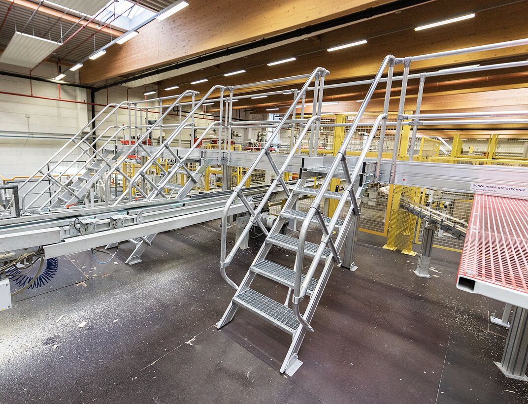 Modular walkway systems from Günzburger Steigtechnik keep distances short and increase safety at work in production, in the warehouse and in maintenance.  | © MUNK GmbH