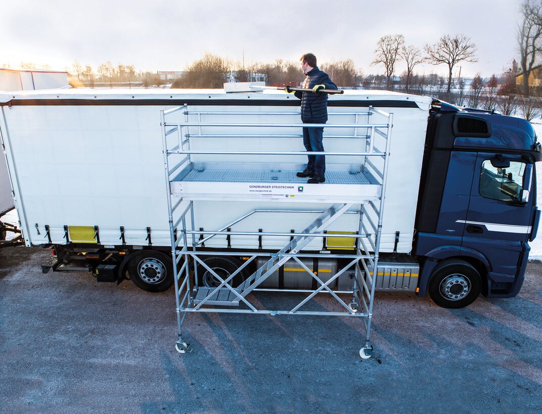 Safety on the road: Lorry drivers can clear ice and snow from their vehicles using Günzburg de-icing systems.  | © MUNK GmbH