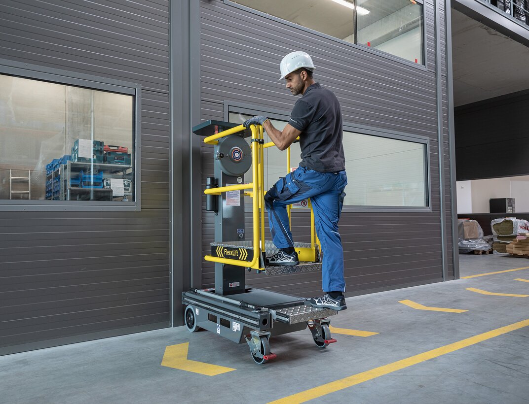 The new Günzburger Steigtechnik FlexxLift micro-lifting platform operates without electricity and is therefore mobile and can be used at any location.  | © MUNK GmbH