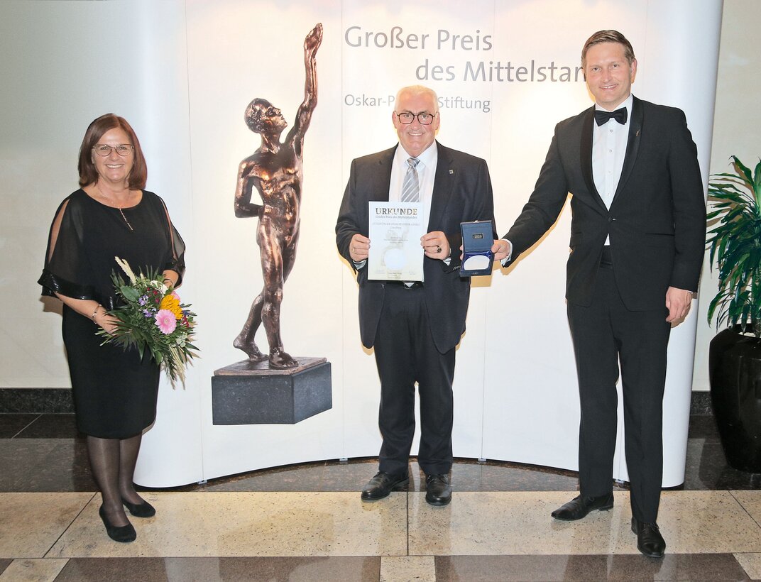 Freuen sich über die Ehrenplakette beim Großen Preis des Mittelstands: Ferdinand und Ruth Munk, die Geschäftsführer der Günzburger Steigtechnik GmbH erhalten den Sonderpreis von Christian Wewezow (rechts), Vorsitzender des Kuratoriums der Oskar Patzelt Stiftung. | © MUNK GmbH