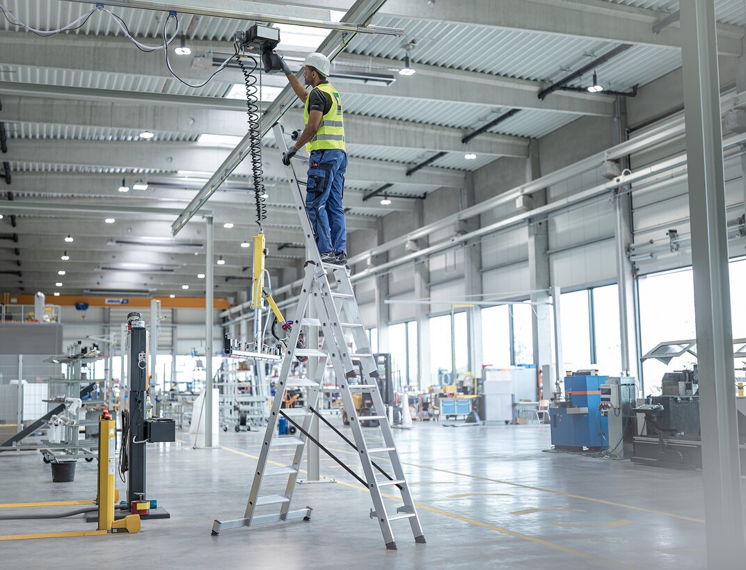 The new multi-purpose ladder with steps is equipped with steps top to bottom, ensuring TRBS-compliant working practices. It is highly flexible and so can be used as a step ladder, straight ladder or push-up extension ladder.  | © MUNK GmbH