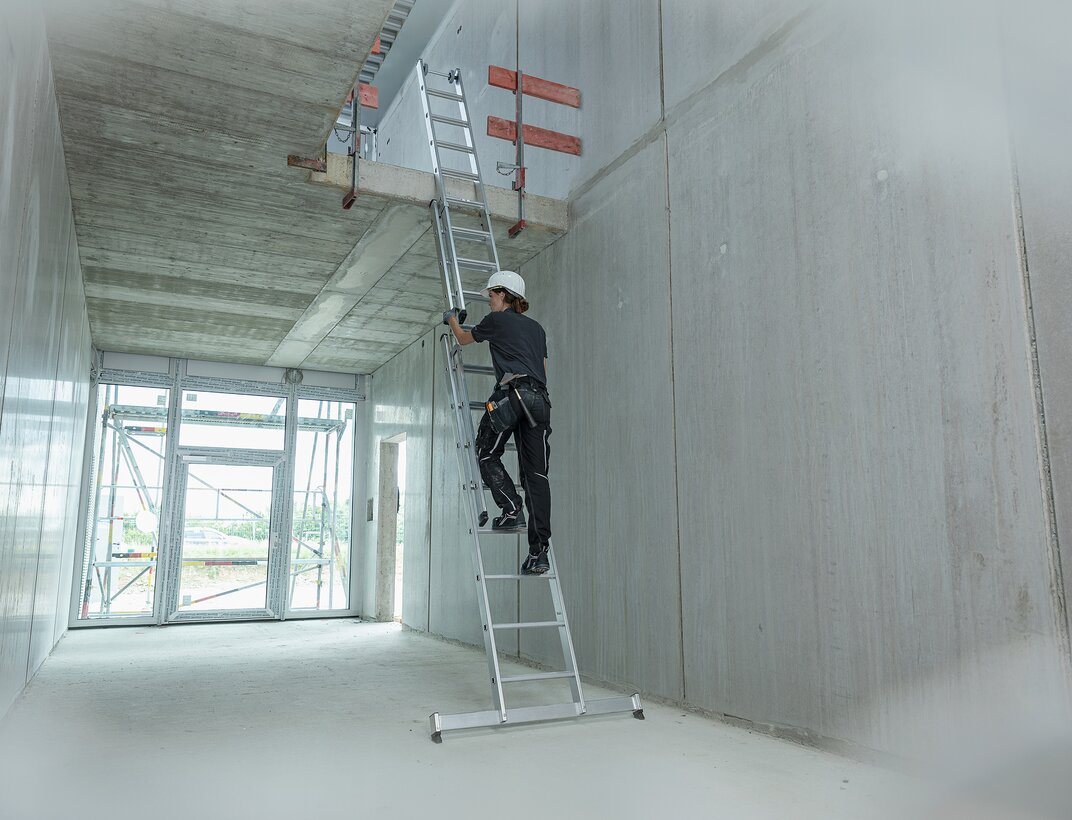 The multi-purpose ladder with steps is a veritable all-round piece of equipment and can be used as a step ladder, straight ladder or also as a push-up extension ladder.  | © MUNK GmbH