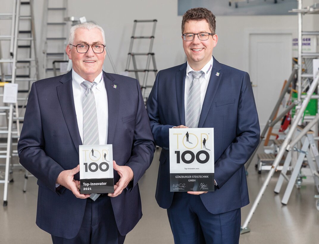 Günzburger Steigtechnik was once again named TOP 100 Innovator of German SMEs in 2021. The two managing directors Ferdinand Munk and Alexander Werdich (from left) are delighted about this. | © MUNK GmbH