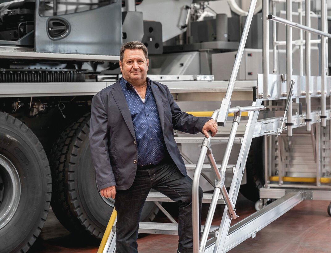 Sicherheitsfachkraft Hans-Peter Hagel und die Mitarbeitenden der Endmontage im Mobilkran-Werk in Ehingen setzen auf neue Plattformtreppen und Arbeitsplattformen der Munk Günzburger Steigtechnik. | © MUNK GmbH