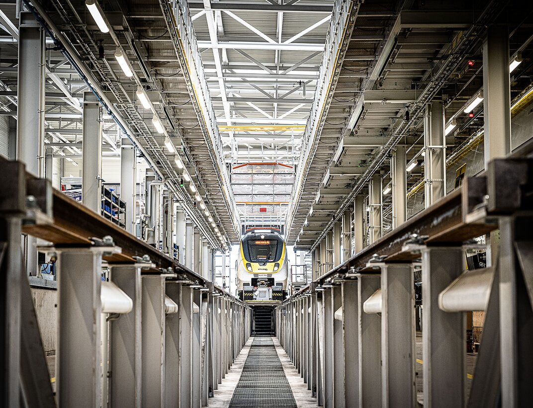 Die SWEG setzt in ihrem Pforzheimer Bahnbetriebswerk auf eine maßgefertigte Dacharbeitsbühne der Munk Günzburger Steigtechnik. | © MUNK GmbH