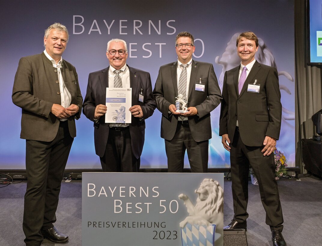 Die Munk Group ist erneut mit dem Preis Bayerns Best 50 ausgezeichnet worden. Auf dem Foto, von links: Wirtschaftsstaatssekretär Roland Weigert, Ferdinand Munk (Inhaber und Geschäftsführer Munk Group), Alexander Werdich (ebenfalls Geschäftsführer) und Marcus von Goldacker, Partner der Wirtschaftsprüfungsgesellschaft Mazars GmbH, als Vertreter der Jury. | © Studio SX Heuser