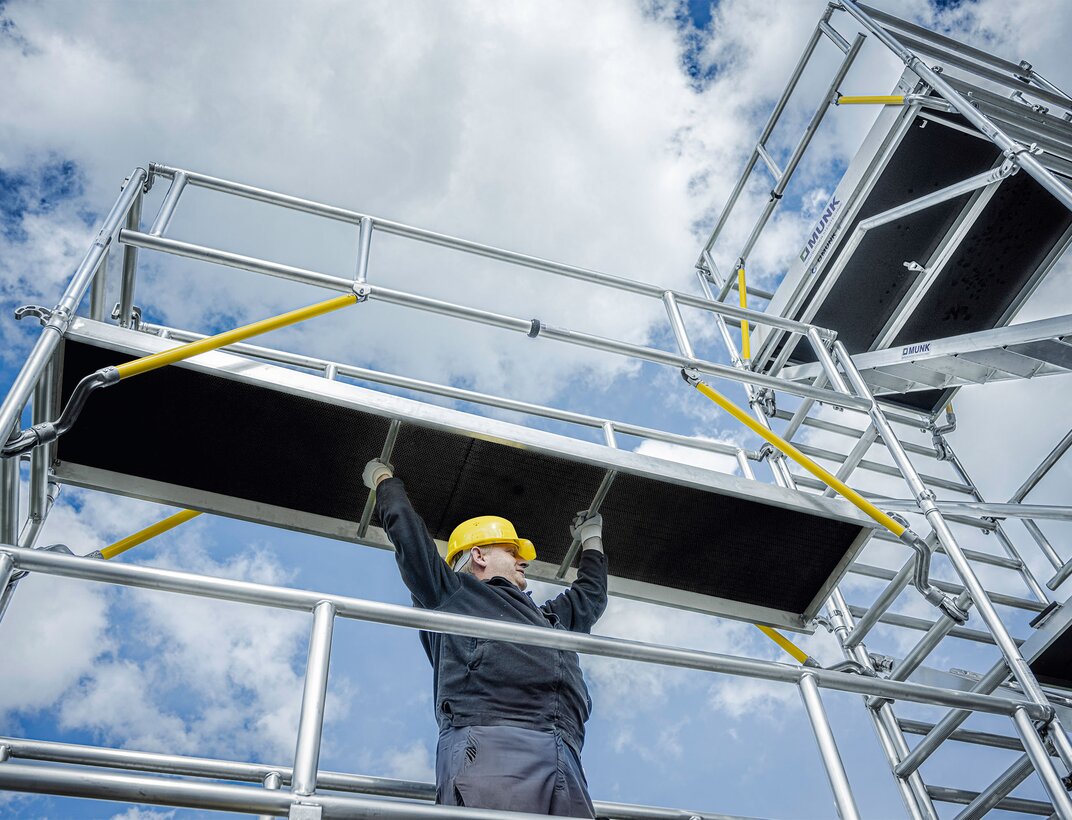 The new ergo platform from Munk Günzburger Steigtechnik offers a weight saving of up to 40% compared to conventional platforms. It enables particularly ergonomic handling and more efficient working on mobile scaffolding. | © MUNK GmbH