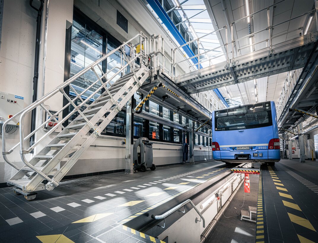 Electrically or manually adjustable work platforms from Munk Günzburger Steigtechnik ensure efficiency and safety when servicing buses. | © MUNK GmbH