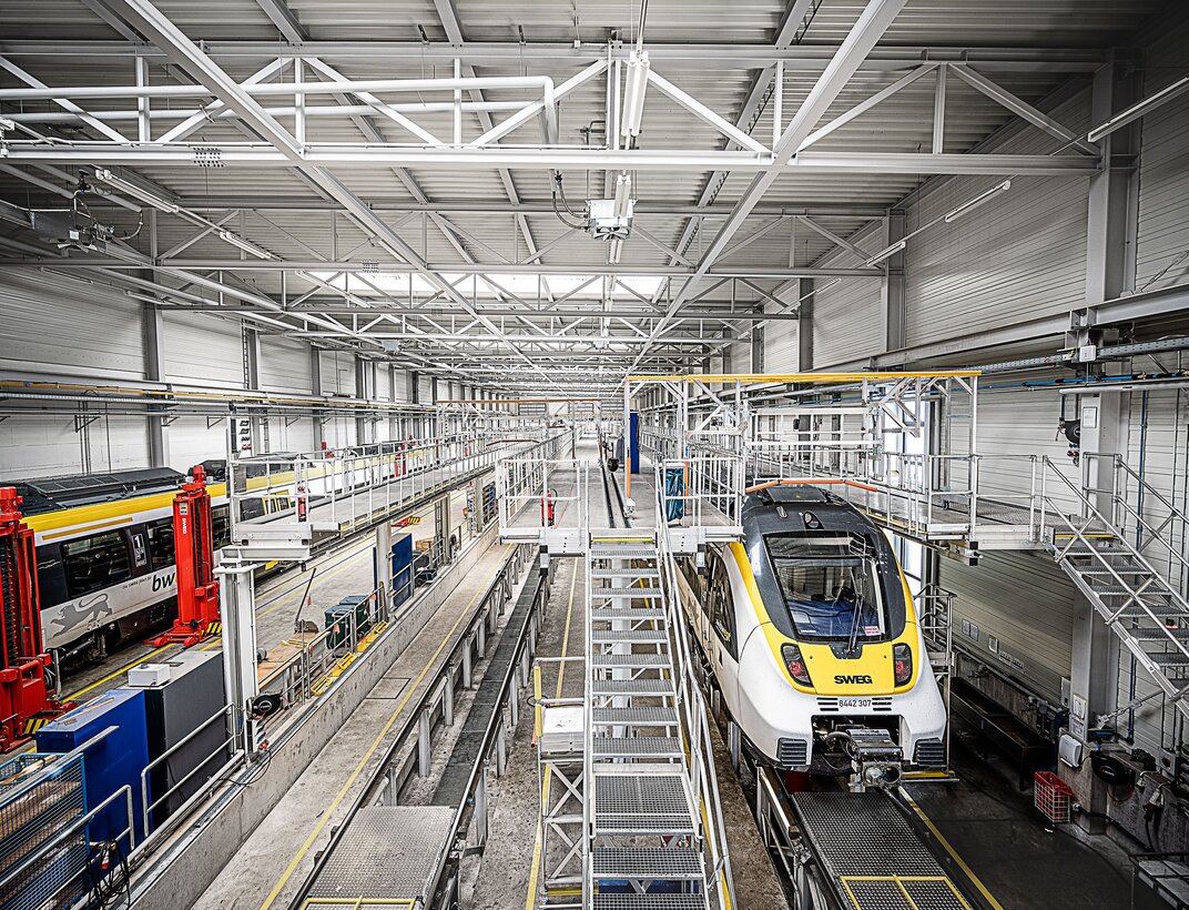 SWEG Südwestdeutsche Landesverkehrs-GmbH relies on a customised roof working platform from Munk Günzburger Steigtechnik in its Pforzheim railway depot. | © MUNK GmbH