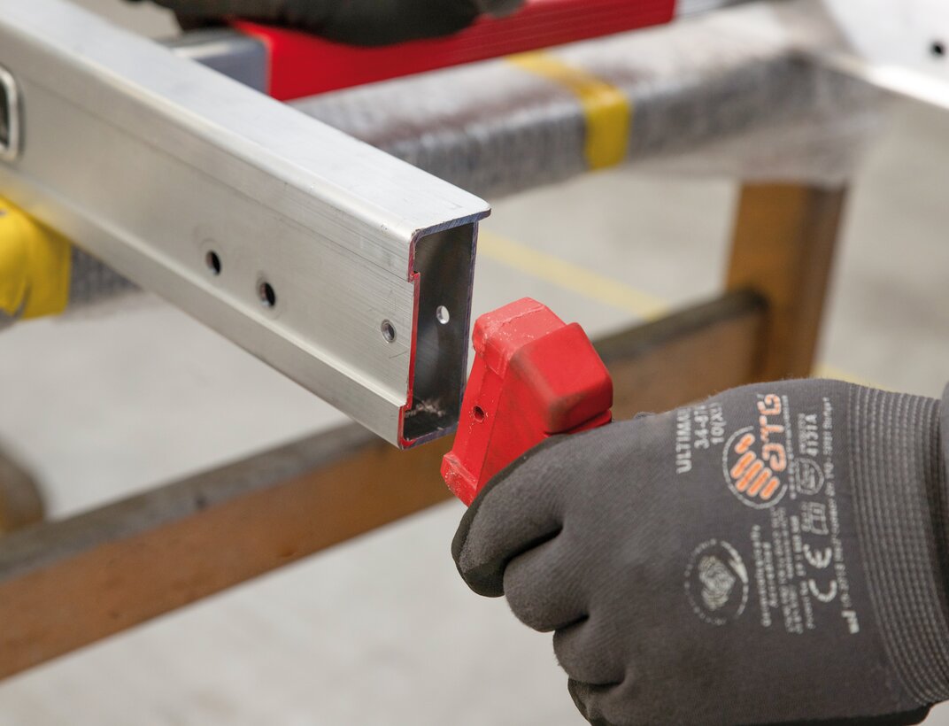 Pull out the ladder shoe. | © MUNK GmbH Pull out the ladder shoe. | © MUNK GmbH